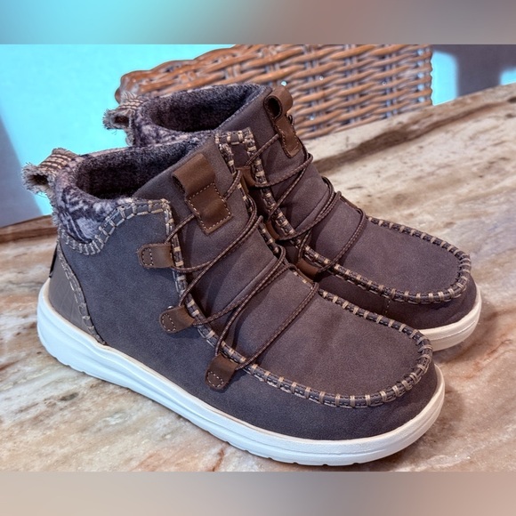 Women’s HEY DUDE Eloise recycled suede leather slip on bootie. Size 6 - Picture 4 of 12